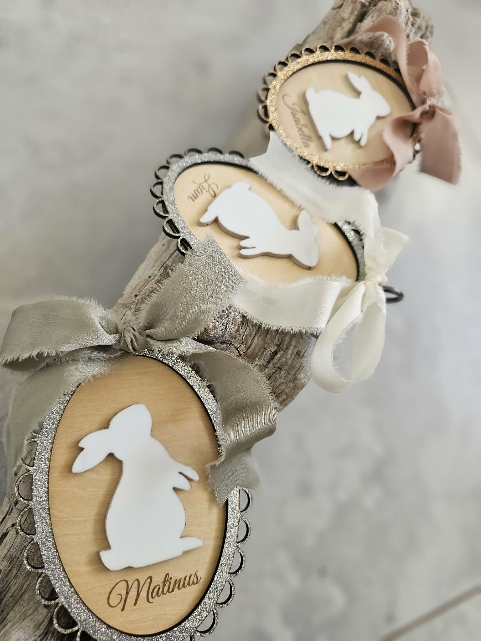 Påskeophæng i træ & akryl – personligt med navn