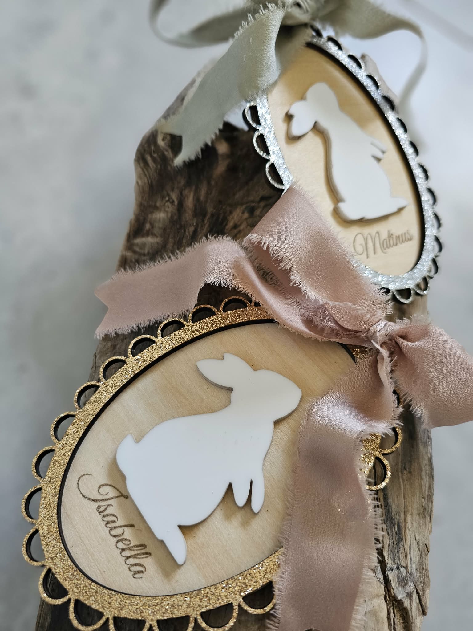 Påskeophæng i træ & akryl – personligt med navn